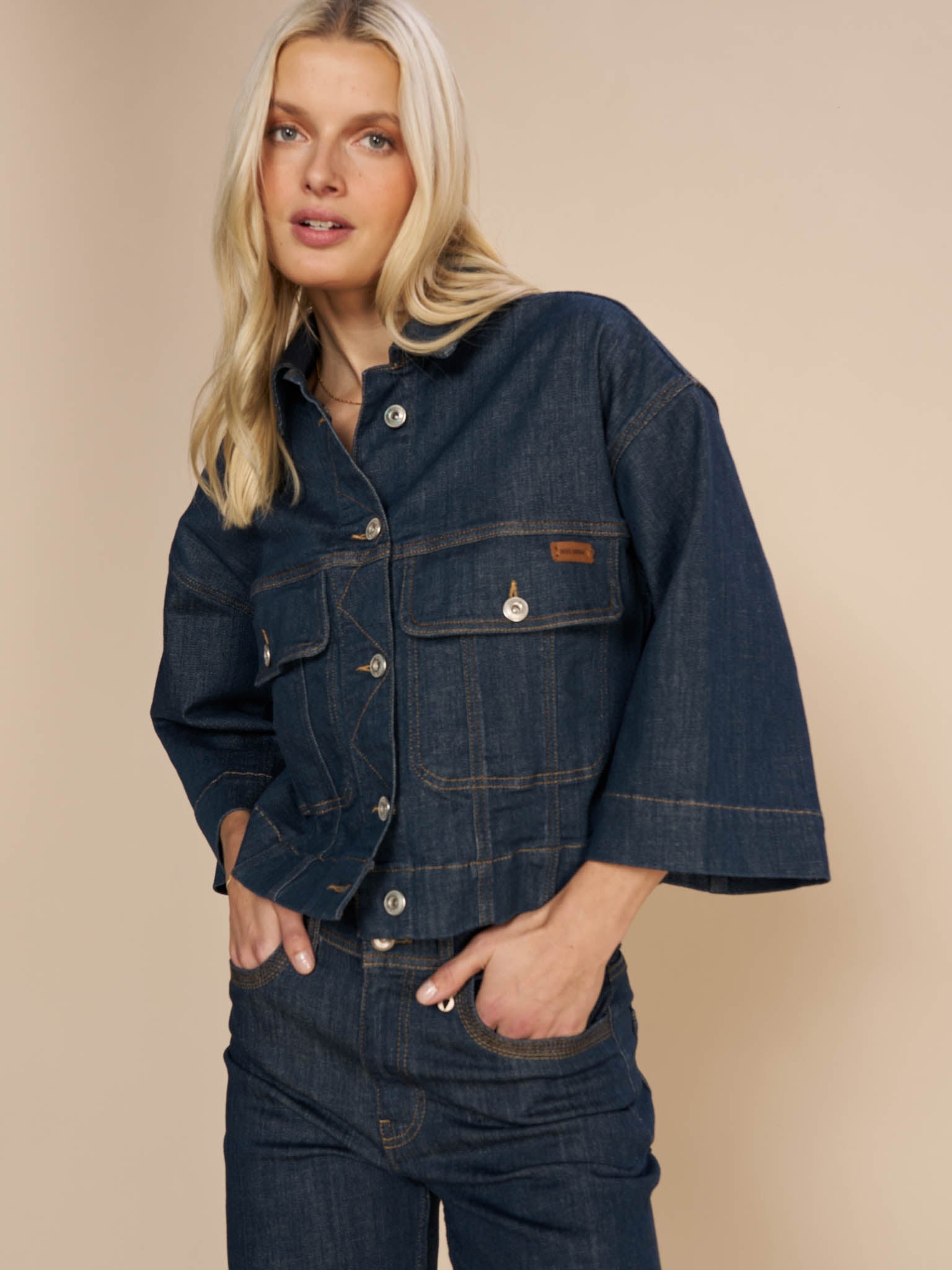 Modelshot / Dark Blue / Detail